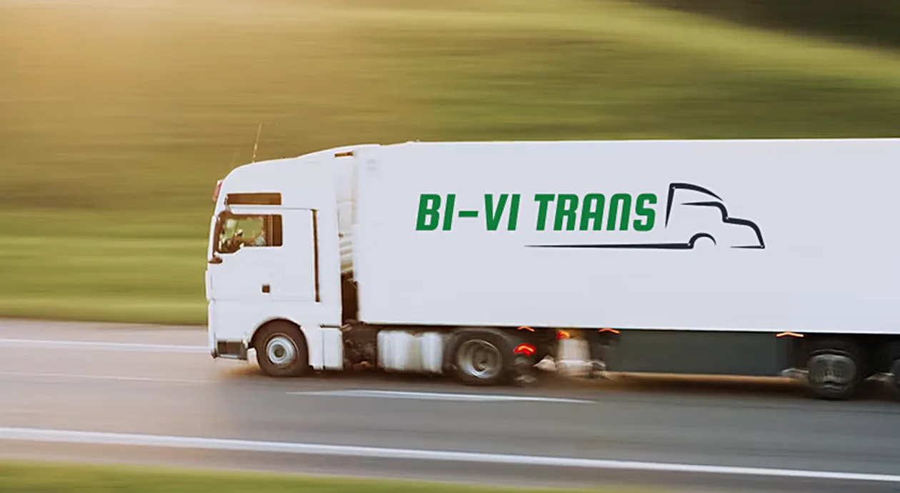 A Bi-Vi Trans logózott kamionja menet közben
